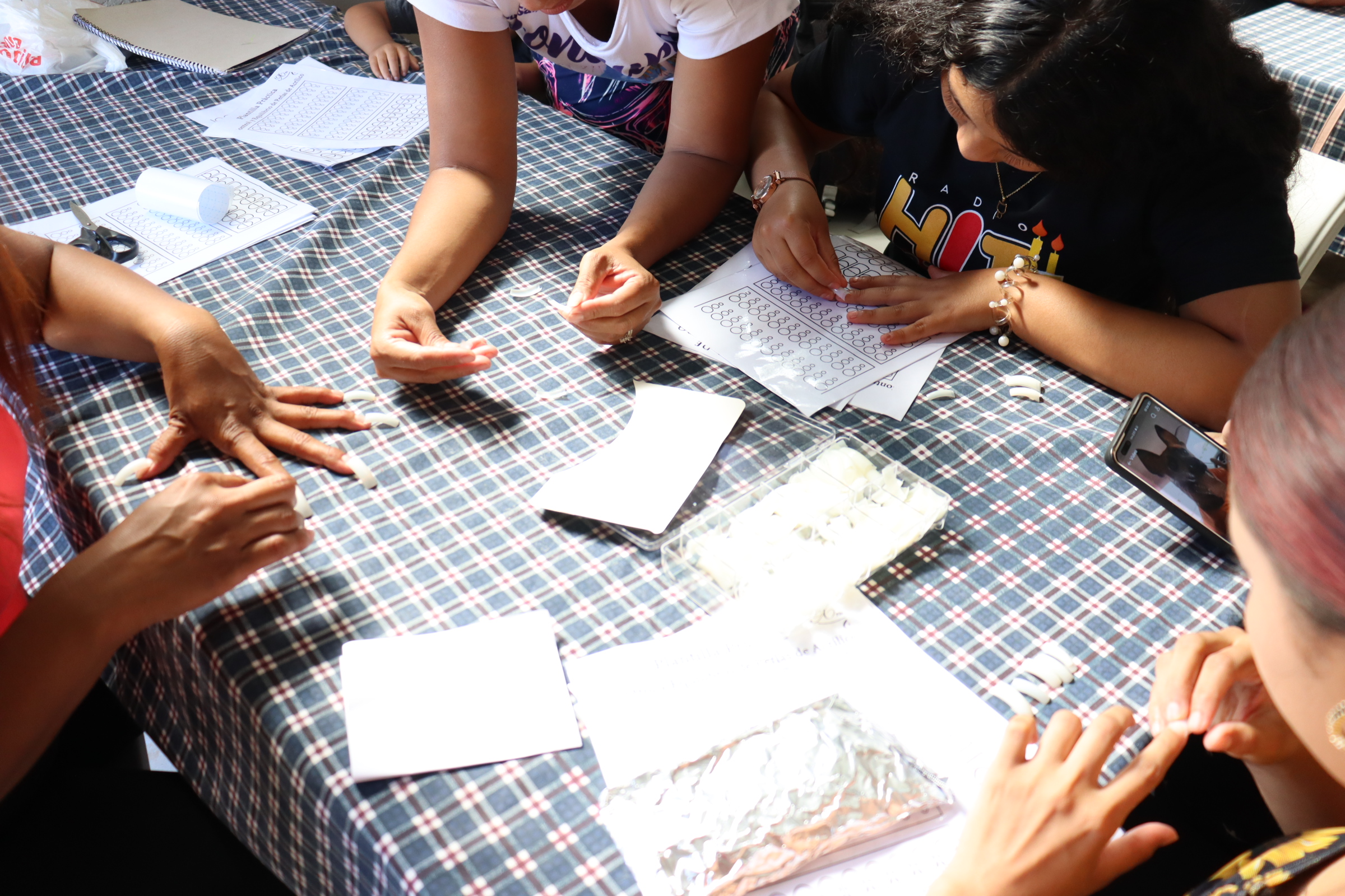 CURSO DE UÑAS ACRILICAS 2024