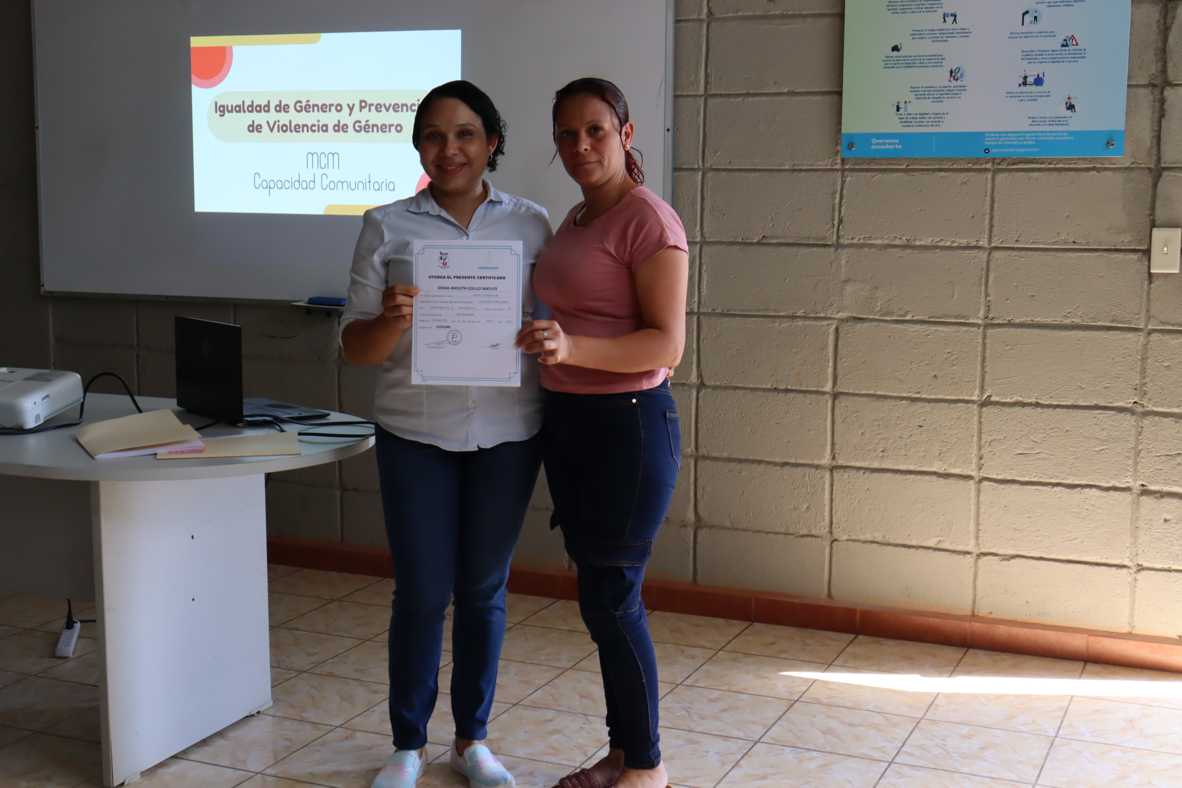 CERTIFICACIÓN DE UÑAS ACRÍLICAS 2025