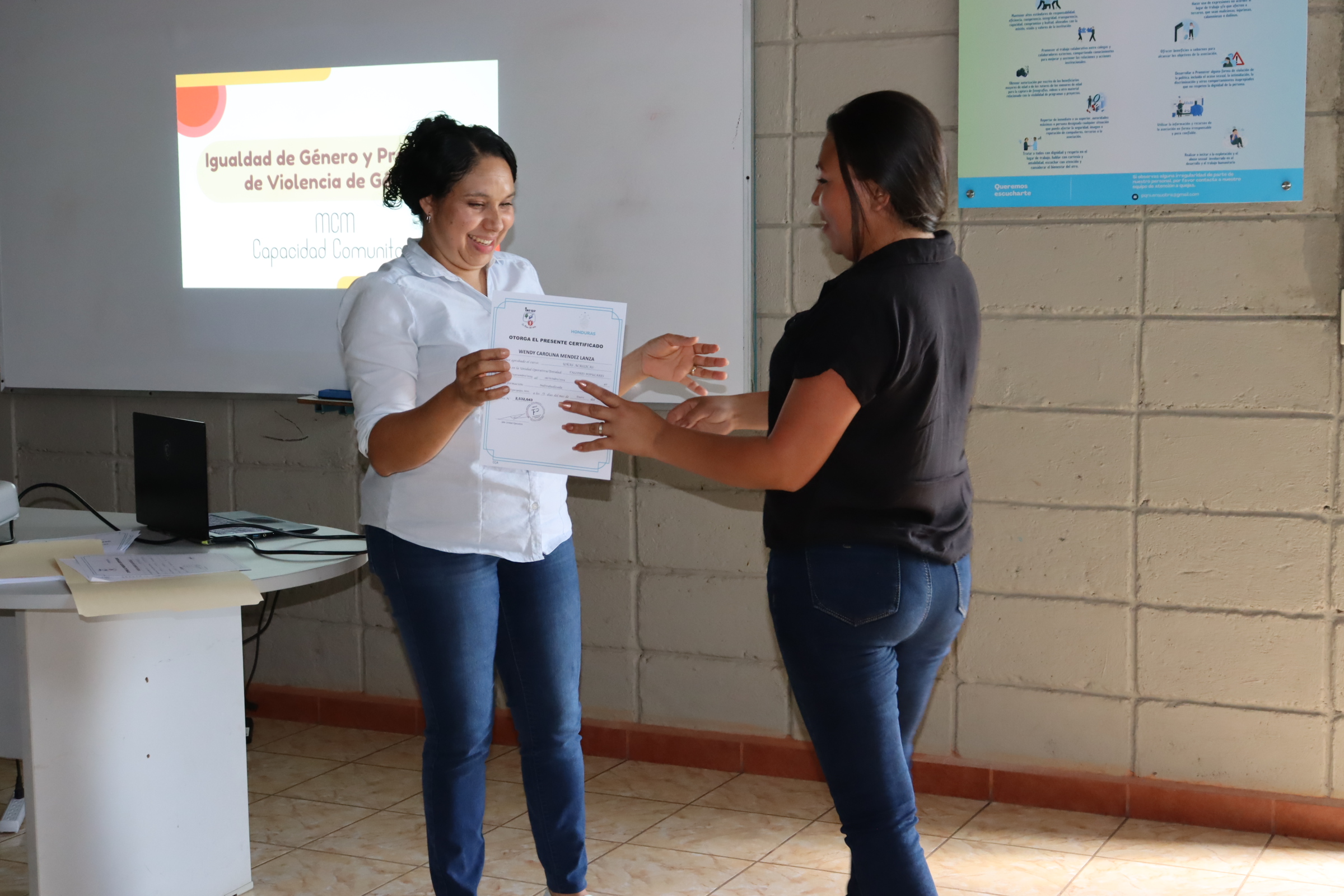 CERTIFICACIÓN DE UÑAS ACRÍLICAS 2025